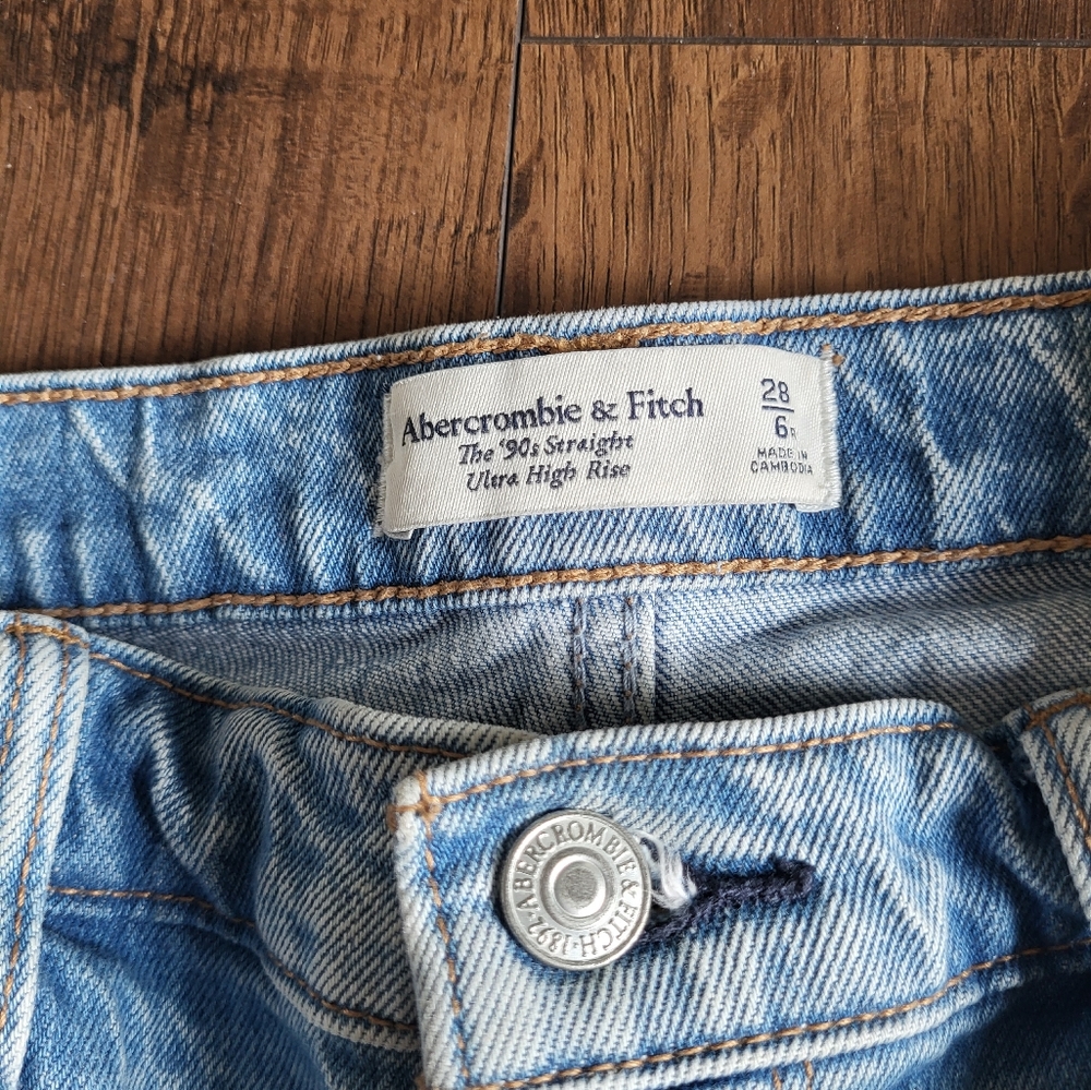 Abercrombie & Fitch Ultra High Rise 90's Straight Jean